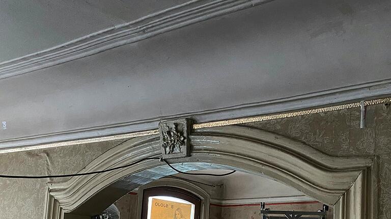 Blick im ersten Stock im denkmalgeschützten Gebäude Keßlergasse 5 auf die Stuckdecke und den historischen Türrahmen, die bei der Sanierung nun erhalten werden. Blick im ersten Stock im denkmalgeschützten Gebäude Keßlergasse 5 auf die Stuckdecke und den historischen Türrahmen, die bei der Sanierung nun erhalten werden.