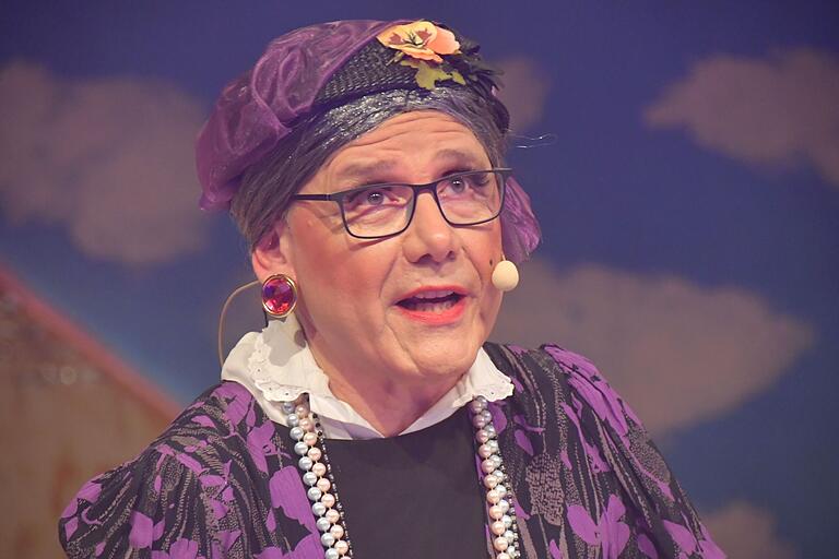 Rupert Mangold als uraltes Fräulein Baumann in der Bütt in Burglauer. Als sie geboren wurde, da 'lebte das Tote Meer noch'.