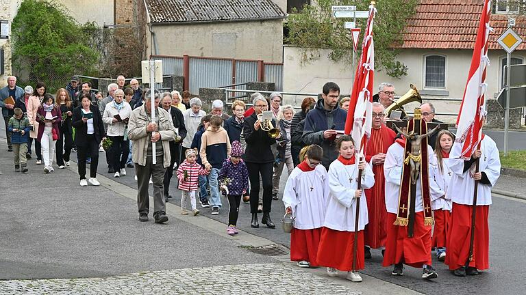 An der Palmprozession vom Buswartehäuschen zur Schallfelder Kirche nahmen über 50 Gläubige teil.