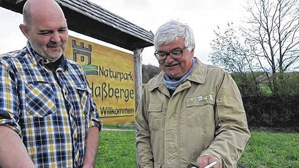 Werben für die Ausbildung zum zertifizierten Wanderführer: Hans-Peter Beck (links) und der Vorsitzende des Haßberghauptvereins, Norbert Schmucker.