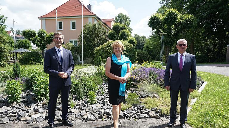 Altbürgermeisterin Brigitte Meyerdierks wurde von Bürgermeister Jochen Vogel (links) und dem stellvertretenden Landrat Gotthard Schlereth geehrt.       -  Altbürgermeisterin Brigitte Meyerdierks wurde von Bürgermeister Jochen Vogel (links) und dem stellvertretenden Landrat Gotthard Schlereth geehrt.