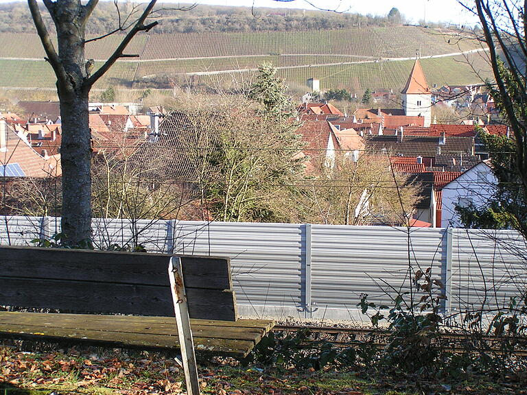 Die Aussicht bleibt.: Die aktuellen Pläne der Deutschen Bahn AG sehen für die Lärmschutzwand West in Winterhausen vor, den Panoramaweg auszusparen. Nach den ursprünglichen Plänen hätte sich die Wand ungefähr auf der Linie der Sitzbank drei Meter hoch erhoben und den Blick auf Winterhausen und Sommerhausen verstellt. Die Aussicht bleibt.: Die aktuellen Pläne der Deutschen Bahn AG sehen für die Lärmschutzwand West in Winterhausen vor, den Panoramaweg auszusparen. Nach den ursprünglichen Plänen hätte sich die Wand ungefähr auf der Linie der Sitzbank drei Meter hoch erhoben und den Blick auf Winterhausen und Sommerhausen verstellt. 