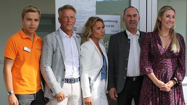 Die Familie Schneider und der bayerische Wirtschaftsminister Hubert Aiwanger beim 25-jährigen Firmenjubiläum von Schneider Solar in Karlstadt.