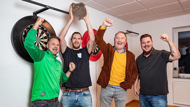 Jubel beim Vorstand des TSV Goßmannsdorf&nbsp; (v.l.): Mark Seyrich, Kevin Kraft, Michael Elsner und Michael Schott.