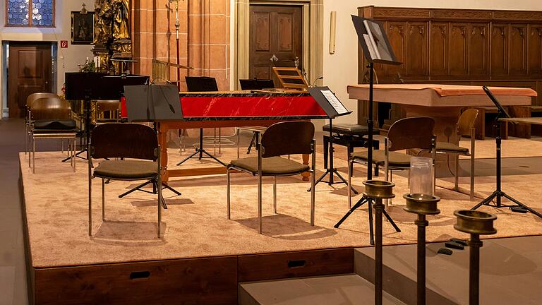 Das neugebaute Podest des Eberner Bauhofs bietet nun ausreichend Platz für die Musiker.