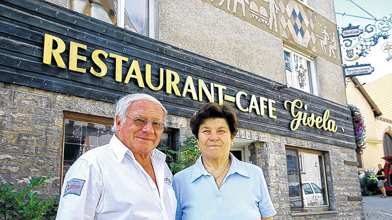 Jetzt wartet der Ruhestand: Nach 45 Jahren haben Gisela und Erich Kempf in Erlabrunn ihr &bdquo;Café&ldquo; geschlossen.