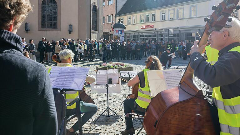 Musikerinnen und Musiker aus verschiedenen Orchestern solidarisierten sich mit ihren Kollegen der Staatsbad Philharmonie und spielten am Sonntag mit gelben Warnwesten auf dem Rathausplatz in Bad Kissingen.