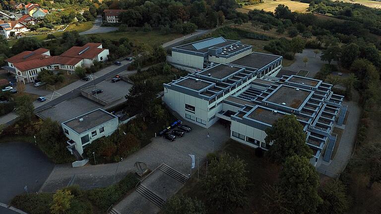 Das Schonunger Sport- und Bildungsareal, hier auf einer Aufnahme von 2016. Im Vordergrund die Realschule, dahinter Schwimmhalle und Turnhalle. Oberhalb davon wird die neue Grundschule gebaut. Links im Bild der Kindergarten.