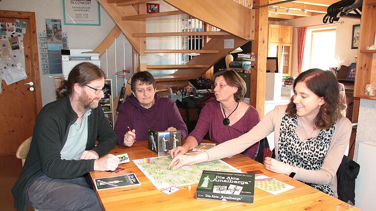 Haben das Spiel 'Die Akte Amalberga' getestet: 3. Bürgermeister Christian Fenn (von links), Beate Schilling vom Hammelburger Spielekreis, Kornelia Hälbig von der Hammelburger Stadtbibliothek und Verena Kerner, Leiterin der Tourist-Info Hammelburg.       -  Haben das Spiel 'Die Akte Amalberga' getestet: 3. Bürgermeister Christian Fenn (von links), Beate Schilling vom Hammelburger Spielekreis, Kornelia Hälbig von der Hammelburger Stadtbibliothek und Verena Kerner, Leiterin der Tourist-Info Hammelburg.