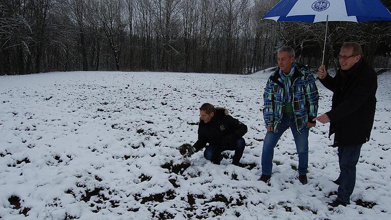 Blieb immer gelassen: Auch als Wildschweine im Dezember 2012 den Platz verwüsteten, hatte Michael Böhme (rechts), hier mit Karl-Heinz Heber und dem TV-Jahn-Vorsitzenden Rainer Zink (Zweiter von rechts), ein Lachen im Gesicht.&nbsp;