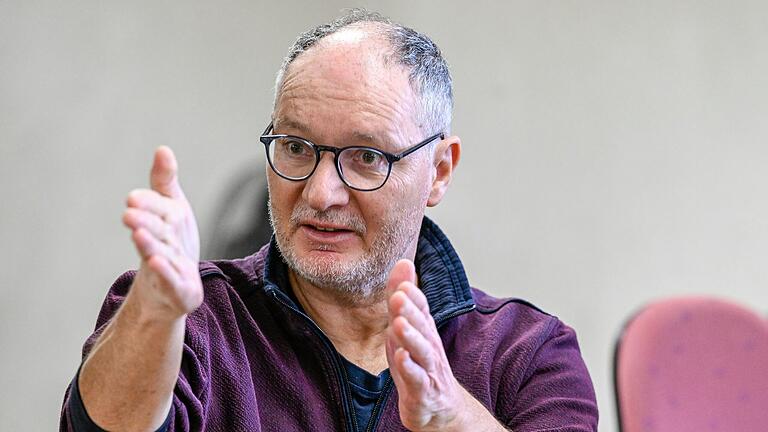 Auf der Suche nach dem 'Elixier' der Einigkeit: Schauspieler Tom Klenk wird im Stück Lehrer, Schuldirektor und Minister darstellen. Auf der Suche nach dem 'Elixier' der Einigkeit: Schauspieler Tom Klenk wird im Stück Lehrer, Schuldirektor und Minister darstellen.