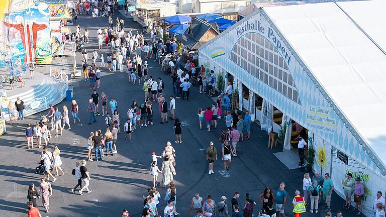 Die Stadt rechnet trotz bescheidener Wetteraussichten in diesem Jahr wieder mit mehreren Zehntausenden Besucherinnen und Besuchern auf dem Schweinfurter Volksfest. Die Stadt rechnet trotz bescheidener Wetteraussichten in diesem Jahr wieder mit mehreren Zehntausenden Besucherinnen und Besuchern auf dem Schweinfurter Volksfest.