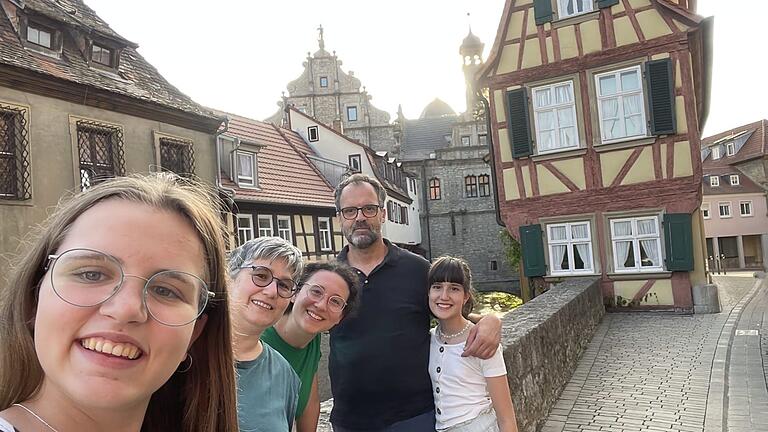 Familie Lucia zeigt ihrer Austauschschülerin Irene (Mitte) Marktbreit.
