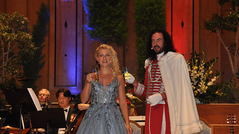 Rakoczy 2024: Rosenball - Rakoczy 2024: Rosenball-Eröffnung mit der Quellenkönigin und Fürst Rakoczy. Rakoczy 2024: Rosenball - Rakoczy 2024: Rosenball-Eröffnung mit der Quellenkönigin und Fürst Rakoczy.