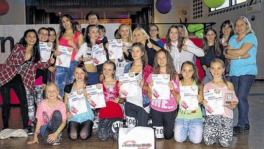 Tinos Dance World bejubelt zwei Siege       -  (rus)Bei der Dance4Fans-Meisterschaft im Videocliptanzen in Eppelborn bei Saarbrücken räumten Tänzerinnen der Bad Neustädter ADTV-Tanzschule Tinos Dance World kräftig ab. Sie belegten zweimal Platz 1 und dreimal Platz 3. Rund 380 Teilnehmer tanzten in zwölf Klassen die Choreografien zu den angesagtesten Charthits. Lisa Trupp konnte in der Kategorie Solo Adults Newcomer (ab 16 Jahre) ihre Konkurrentinnen hinter sich lassen und wurde Erste. Stefanie Kehm, Jasmin Kleren, Irina Wormsbecher, Katrin Groß und Melanie Joppich belegten die Plätze drei, vier, fünf, sechs und acht. Bei den Solo Junioren Newcomer (zwölf bis 15 Jahre) traten Sina Krais und Emma Reich mit ihrer Interpretation der Choreografie zu &bdquo;Tonight I&rsquo;m Getting Over You&ldquo; von Carly Rae Jepsen an und erreichten den ersten und dritten Platz. Den vierten und fünften Rang sicherten sich Nicole Kloos und Jennifer Bauer. Im Bereich der Solo Kids Newcomer (bis elf Jahre) waren Lea Kleinhenz und Evelin Natascha Sesler am Start und wurden Dritte bzw. Fünfte. Tanzschulinhaber Tino Paunack ist begeistert von den Mädchen, die unter der Leitung von Trainerin Sandra Vogel (links) zur richtigen Zeit in der richtigen Form waren.