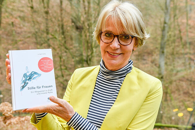 Luitgart Jany mit ihrem neuen Buch. Luitgart Jany mit ihrem neuen Buch.