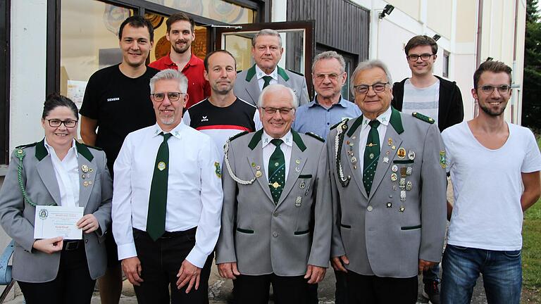 Die Schützengesellschaft Dettelbach hat ihre Funktionäre gewählt (vorne von links): Monika Leirich, Sven Rauch, Siegfried Weinig, Hans-Jürgen Köllner, Felix Schmotz, (hinten von links) Florian Falkenstein, Jakob Brimer, Roland Körting, Peter Leirich, Rudolf Will und Maximilian Rauch. Die Schützengesellschaft Dettelbach hat ihre Funktionäre gewählt (vorne von links): Monika Leirich, Sven Rauch, Siegfried Weinig, Hans-Jürgen Köllner, Felix Schmotz, (hinten von links) Florian Falkenstein, Jakob Brimer, Roland Körting, Peter Leirich, Rudolf Will und Maximilian Rauch.