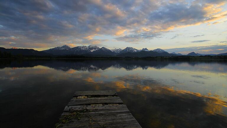 Abendstimmung über den Allgäuer Bergen am Hopfensee bei Füssen. Abendstimmung über den Allgäuer Bergen am Hopfensee bei Füssen.