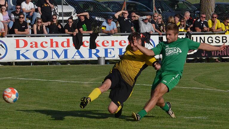 Florian Balling (rechts) zieht ab und trifft zum 1:0, Christian Link (links) kommt zu spät.&nbsp; Mit zwei Treffern war Balling der überragende Spieler beim 3:0-Sieg der SG Wargolshausen I/Wülfershausen II im Relegationsspiel gegen die SG Stetten I/Stockheim /Bastheim/Reyersbach II/Ostheim II.