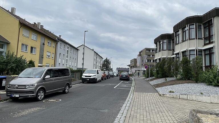 Die Stadt will ein Halteverbot im Philipp-Stöhr-Weg auf Höhe der beiden Behindertenparkplätze am Wohnstift Steigerwald einrichten.