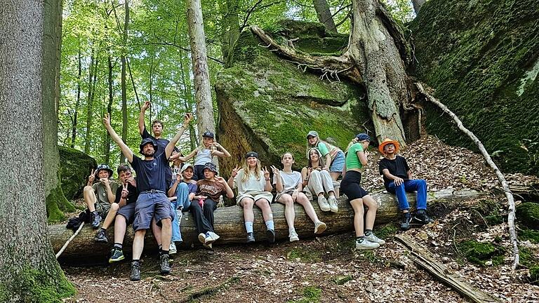 Mädels und Jungs aus verschiedenen Zeltgruppen bei der gemeinsamen Wanderung zum „Hohlen Stein“, mit Zeltbetreuer Lukas Vogel. Mädels und Jungs aus verschiedenen Zeltgruppen bei der gemeinsamen Wanderung zum „Hohlen Stein“, mit Zeltbetreuer Lukas Vogel.
