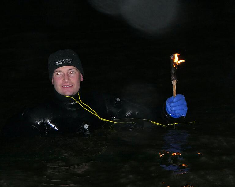 25 Schwimmer begleiten mit Fackeln den Nikolaus, wie hier zum Beispiel Florian Bezold von der Wasserwacht Sand/Zeil. 25 Schwimmer begleiten mit Fackeln den Nikolaus, wie hier zum Beispiel Florian Bezold von der Wasserwacht Sand/Zeil.