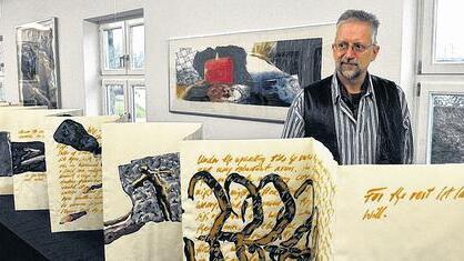 Im Kunstsalong: Eckhard Froeschlin mit Leporello, Radierung und Malerei.