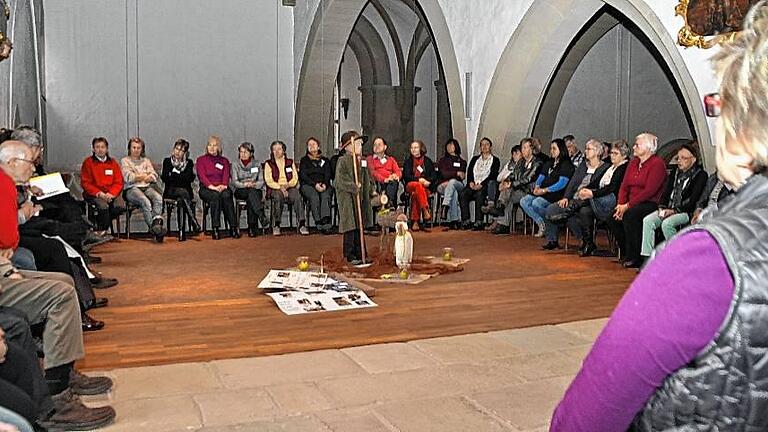 Bevor es los geht, treffen sich alle Gastgeber zusammen mit den Organisatoren zu einer Besprechung.