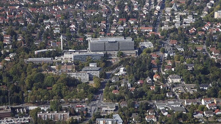 Das Parken rund um das Leopoldina-Krankenhaus (Bildmitte) ist schwierig. Im Moment laufen die Planungen für ein zweites Parkhaus, das an der Mainberger Straße nahe der Kreuzung am unteren Bildrand auf dem Gelände des früheren Autohauses dort gebaut wird.