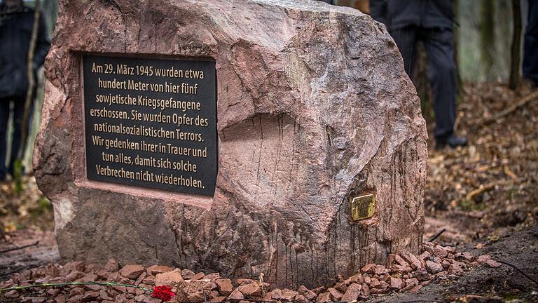 Gedenktafel für die fünf Kriegsgefangenen, die am 29. März 1945 in Rieneck ermordet wurden.