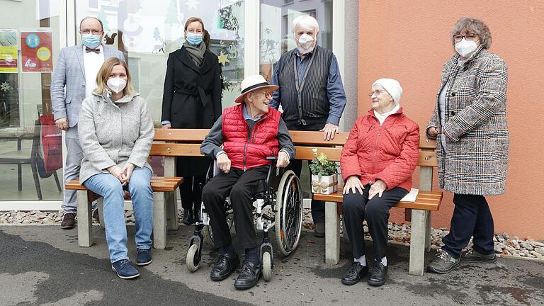 Das Bewohnerehepaar Ernst und Gerta Halbleib freuen sich gemeinsam über die ausgefallene Bank. Außerdem (von links nach rechts, hinten): Geschäftsführer Prof. Dr. Alexander Schraml und Geschäftsführerin Eva von Vietinghoff-Scheel (beide Senioreneinrichtungen des Landkreises Würzburg), Peter Wesselowsky (Vorsitzender des Freundeskreises Haus Franziskus) und Ute Krone (Pflegedienstleitung). Auf der Bank sitzend: Susanne Korbmann (Einrichtungsleitung).