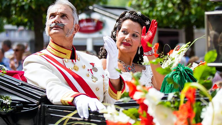 Rakoczy-Fest 2019: Das österreichische Kaiserpaar Franz Josef I. und seine Gemahlin Elisabeth nehmen ein Bad in der Menge.