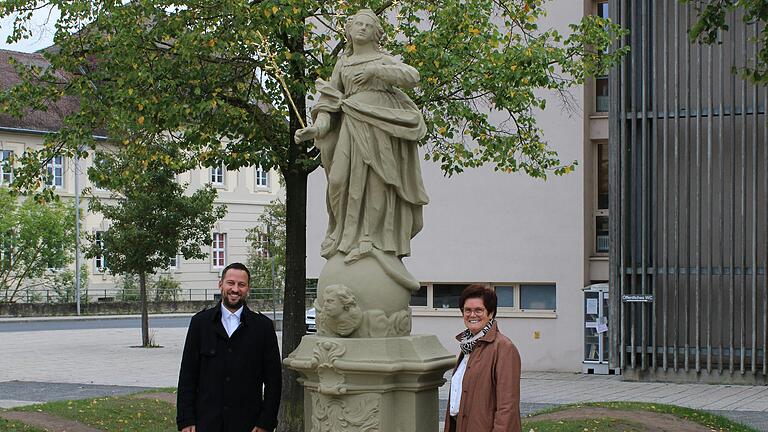 Maria Immaculata erstrahlt in neuem Glanz. Darüber freuen sich Bürgermeister Sebastian Hauck und Altbürgermeisterin Edeltraud Baumgartl.