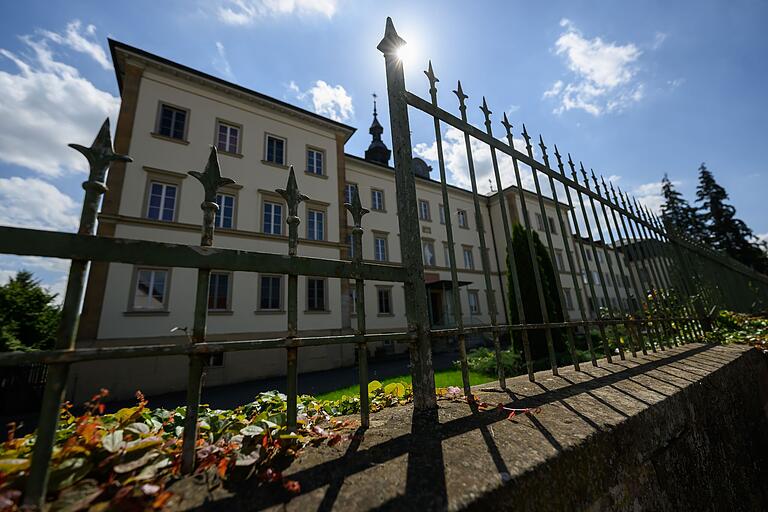 Mutmaßlicher Tatort: das ehemalige Kloster 'Maria Schnee' am Ortsrand von Lülsfeld zwischen Volkach und Gerolzhofen, das von der Gemeinschaft 'Go&Change' bewohnt wird. Mutmaßlicher Tatort: das ehemalige Kloster 'Maria Schnee' am Ortsrand von Lülsfeld zwischen Volkach und Gerolzhofen, das von der Gemeinschaft 'Go&Change' bewohnt wird.