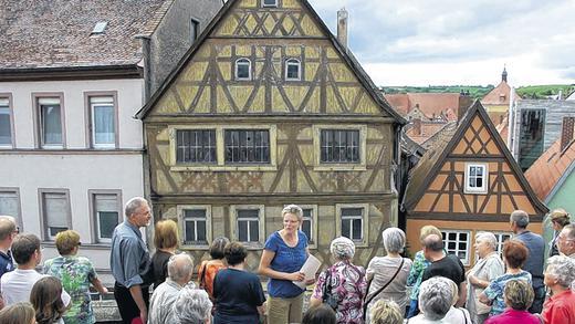 Beeindruckendes Denkmal: Dettelbachs Bürgermeisterin Christine Konrad (Mitte) gibt von der Kirchenzinne aus Erläuterungen zum sogenannten Götz-Haus.