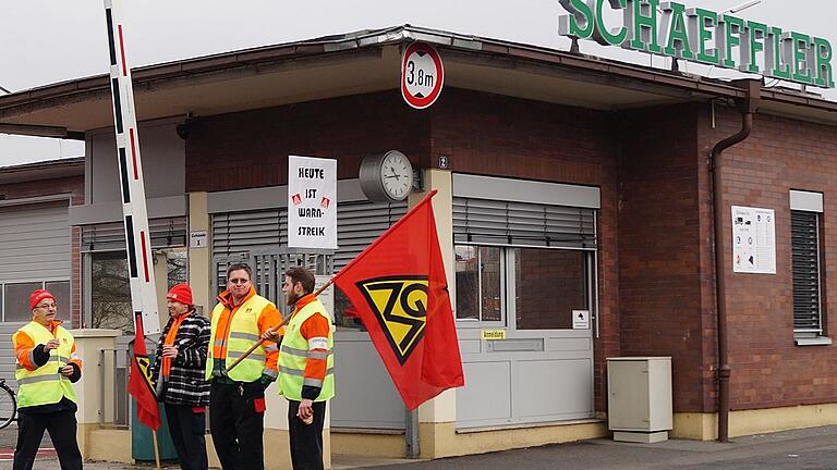 Mitarbeiter verschiedener Betriebe der Metallindustrie im Landkreis Haßberge streikten am Donnerstag. Zu einer gemeinsamen Kundgebung trafen sie sich vor dem Schaeffler-Werk in Eltmann.