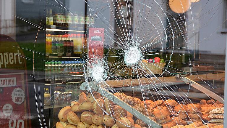 Angriff vor Bäckerei in Fulda       -  An der Fensterscheibe einer Bäckereifiliale in Fulda sind die Spuren des Angriffs deutlich zu sehen: Die Polizei hat am Freitag einen Mann erschossen, der zuvor vor einer Bäckerei randalierte und mehrere Menschen angegriffen hatte.