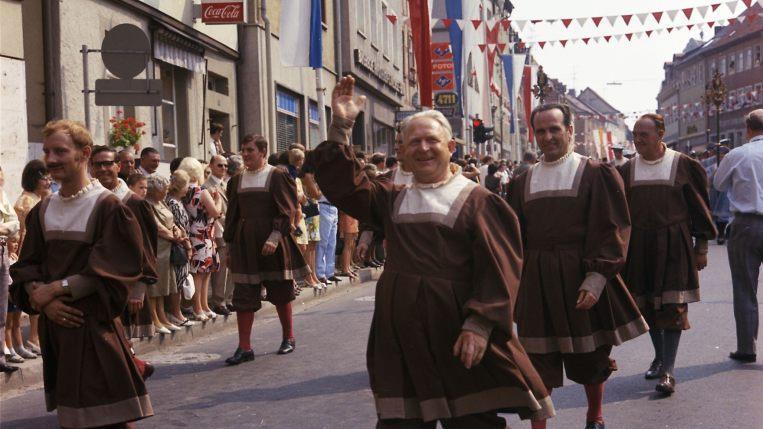 Dieses Foto vom großen Festzug im Jahr 1970 ist Bestandteil des neuen Altstadtkalenders. Das ist schon mal ein Ausblick auf die 1250-Jahrfeier im Jahr 2020. Josef Parsch       -  Dieses Foto vom großen Festzug im Jahr 1970 ist Bestandteil des neuen Altstadtkalenders. Das ist schon mal ein Ausblick auf die 1250-Jahrfeier im Jahr 2020. Josef Parsch