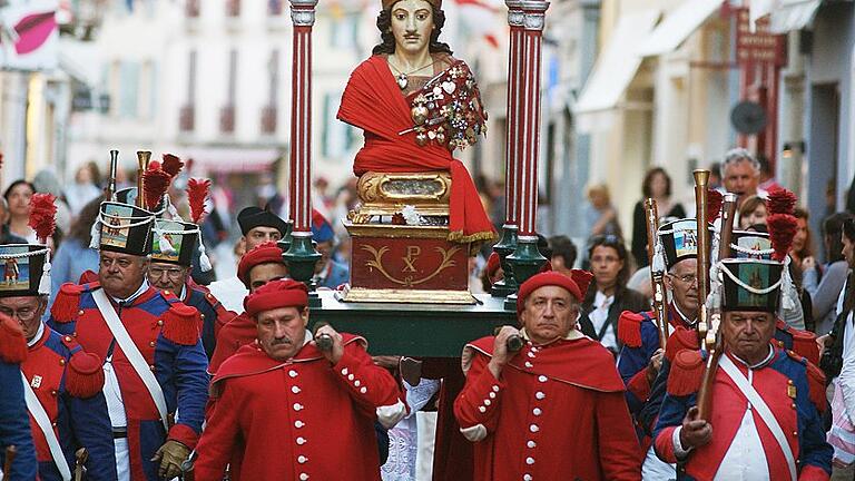 Bei der &bdquo;Bravade de Saint-Tropez&ldquo; wird des heiligen Torpes gedacht, Namensgeber von Saint-Tropez.