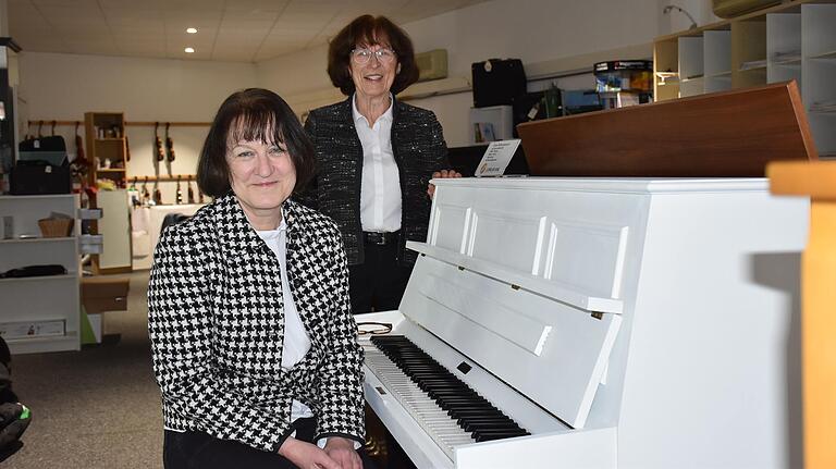 'Wir sind ein wunderbares Mutter-Tochter-Team', sagt Susanne Kreuzinger (links) über das Verhältnis zu ihrer Mutter  Marianne, mit der sie seit vielen Jahren das Musikhaus Kreuzinger führt. Mitte Februar ist nun nach mehr als 70 Jahren Schluss mit dem Musikhaus.