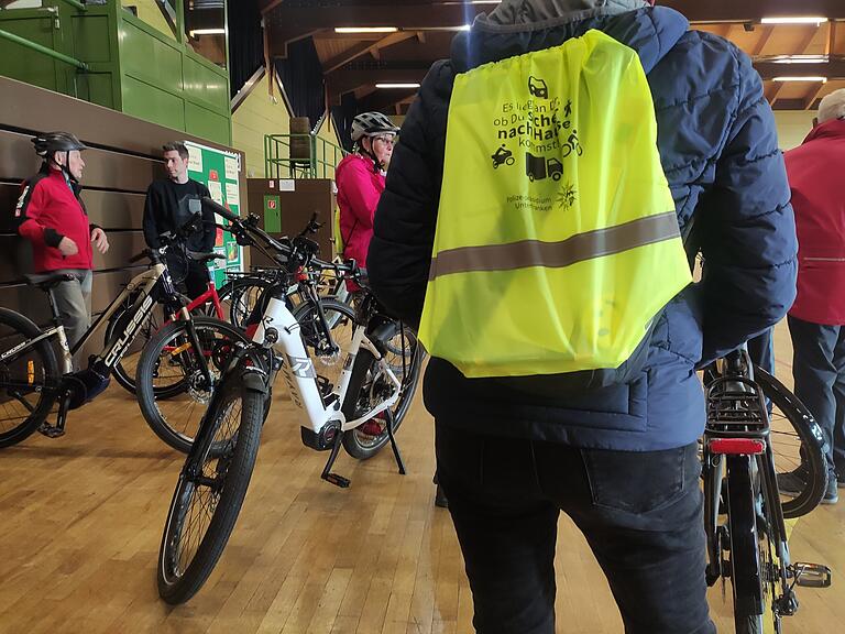 Sichtbarkeit, Sicherheit und Sitzbarkeit – die Teilnehmerinnen und Teilnehmer erhielten beim E-Bike-Kurs der Volkshochschule Gemünden eine umfassende Beratung durch Experten und konnten verschiedene Modelle im Parcours probefahren.