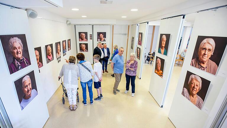 Die Ausstellung 'Das Leuchten des Alters' zeigt großformatige Porträtfotos von 23 Bewohnerinnen und Bewohnern des Wohnstifts Steigerwald in Gerolzhofen.