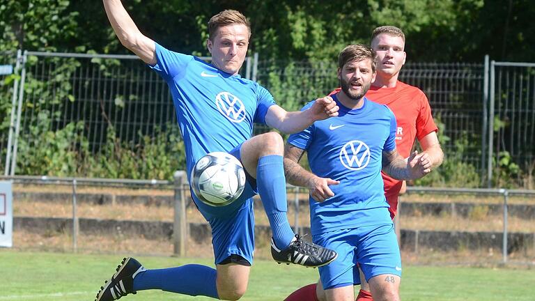 Eingesprungen: Alexander Bach (links) vom SV Waldbrunn im Kreisliga-Spiel gegen die FV Gemünden/Seifriedsburg.