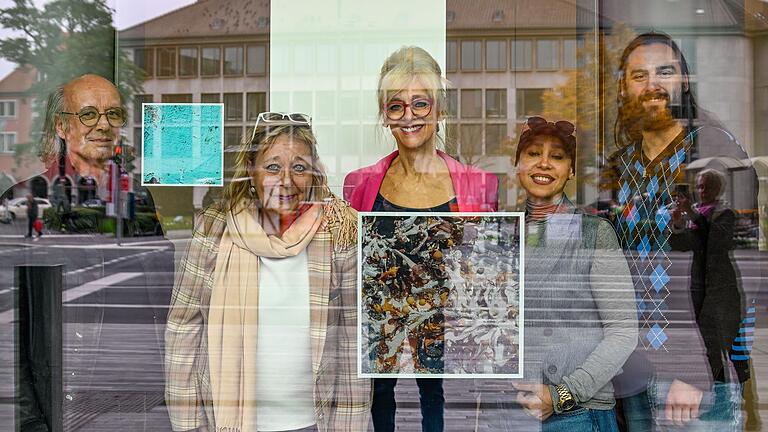 Am kommenden Sonntag ist Projektauftakt im Mainfranken Theater: Hier wird #endlichankommen vorgestellt, von links Künstler Winfried Muthesius, Heike Mix vom Sozialreferat, Initiatorin Pia Beckmann ( pics4peace) sowie Podcast-Teilnehmerin Miram Mahmoud Abd El Rahman Ahmed, und Theater-Mitarbeiter Patrick Häußlein. Am kommenden Sonntag ist Projektauftakt im Mainfranken Theater: Hier wird #endlichankommen vorgestellt, von links Künstler Winfried Muthesius, Heike Mix vom Sozialreferat, Initiatorin Pia Beckmann ( pics4peace) sowie Podcast-Teilnehmerin Miram Mahmoud Abd El Rahman Ahmed, und Theater-Mitarbeiter Patrick Häußlein.