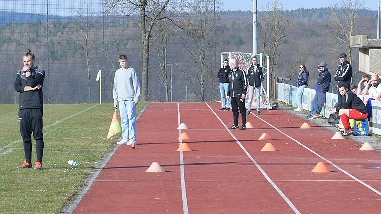 Rhöner Fußball-Nachlese - Die Tartanbahn in Oberthulba dient bei Fußballspielen als Coaching-Zone. In diesem Fall mit Heim-Coach Markus Kaufmann (vorne) und Wollbachs Trainer Dominik Schönhöfer. Rhöner Fußball-Nachlese - Die Tartanbahn in Oberthulba dient bei Fußballspielen als Coaching-Zone. In diesem Fall mit Heim-Coach Markus Kaufmann (vorne) und Wollbachs Trainer Dominik Schönhöfer.