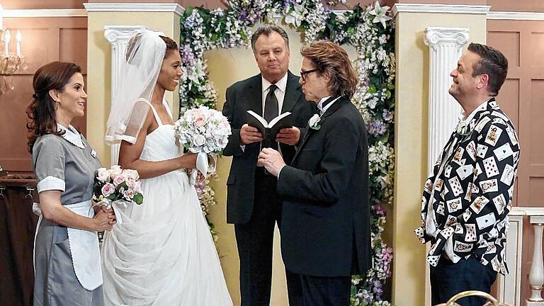 Neighbors, The (US TV Series) - Debbie und Marty Weaver (links und rechts, Jamie Gertz und Lenny Venito) geben den Aliens Jackie Joyner-Kersee und Larry Bird (als Hochzeitspaar, Toks Olagundoye und Simon Templeman) Unterricht in menschlichen Bräuchen. Neighbors, The (US TV Series) - Debbie und Marty Weaver (links und rechts, Jamie Gertz und Lenny Venito) geben den Aliens Jackie Joyner-Kersee und Larry Bird (als Hochzeitspaar, Toks Olagundoye und Simon Templeman) Unterricht in menschlichen Bräuchen.
