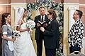 Neighbors, The (US TV Series)       -  Debbie und Marty Weaver (links und rechts, Jamie Gertz und Lenny Venito) geben den Aliens Jackie Joyner-Kersee und Larry Bird (als Hochzeitspaar, Toks Olagundoye und Simon Templeman) Unterricht in menschlichen Bräuchen.