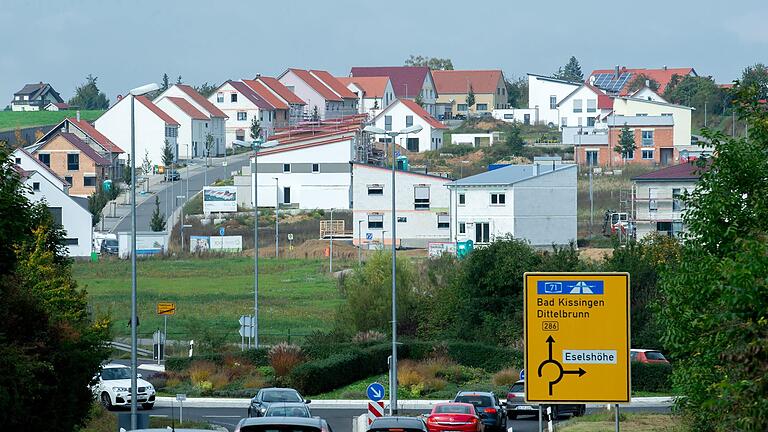 An der Eselshöhe wird im Moment noch gebaut, doch ansonsten sieht es mit Baugrund für Einfamilienhäusern mau aus. FDP-Stadtrat Georg Wiederer fordert, dass die Stadt neue Baugebiete ausweist. An der Eselshöhe wird im Moment noch gebaut, doch ansonsten sieht es mit Baugrund für Einfamilienhäusern mau aus. FDP-Stadtrat Georg Wiederer fordert, dass die Stadt neue Baugebiete ausweist.