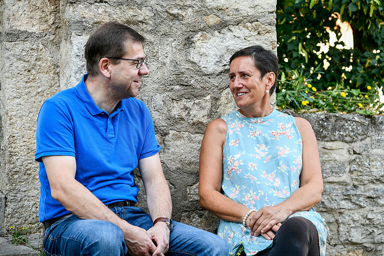 Gespräch über die jüngere deutsche Geschichte und persönliche Entscheidungen: Roswitha Oehler und Redakteur Torsten Schleicher in Winterhausen. Gespräch über die jüngere deutsche Geschichte und persönliche Entscheidungen: Roswitha Oehler und Redakteur Torsten Schleicher in Winterhausen. 