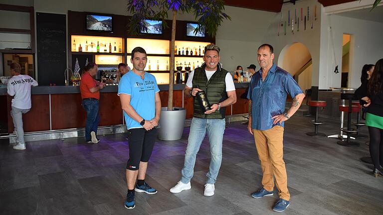 Prominenter Besuch zur Eröffnung der Winners Sportsbar: Matthias Mangiapane überreichte Harald Wittmann (rechts) und Stanislav Drozd (links) eine 1,5 Liter Flasche seines Wodkas 'Mangi's Pane'.